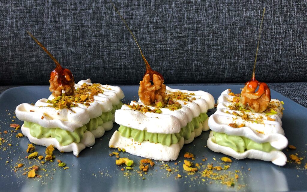 pistacjowe kanapki bezowe z miętą