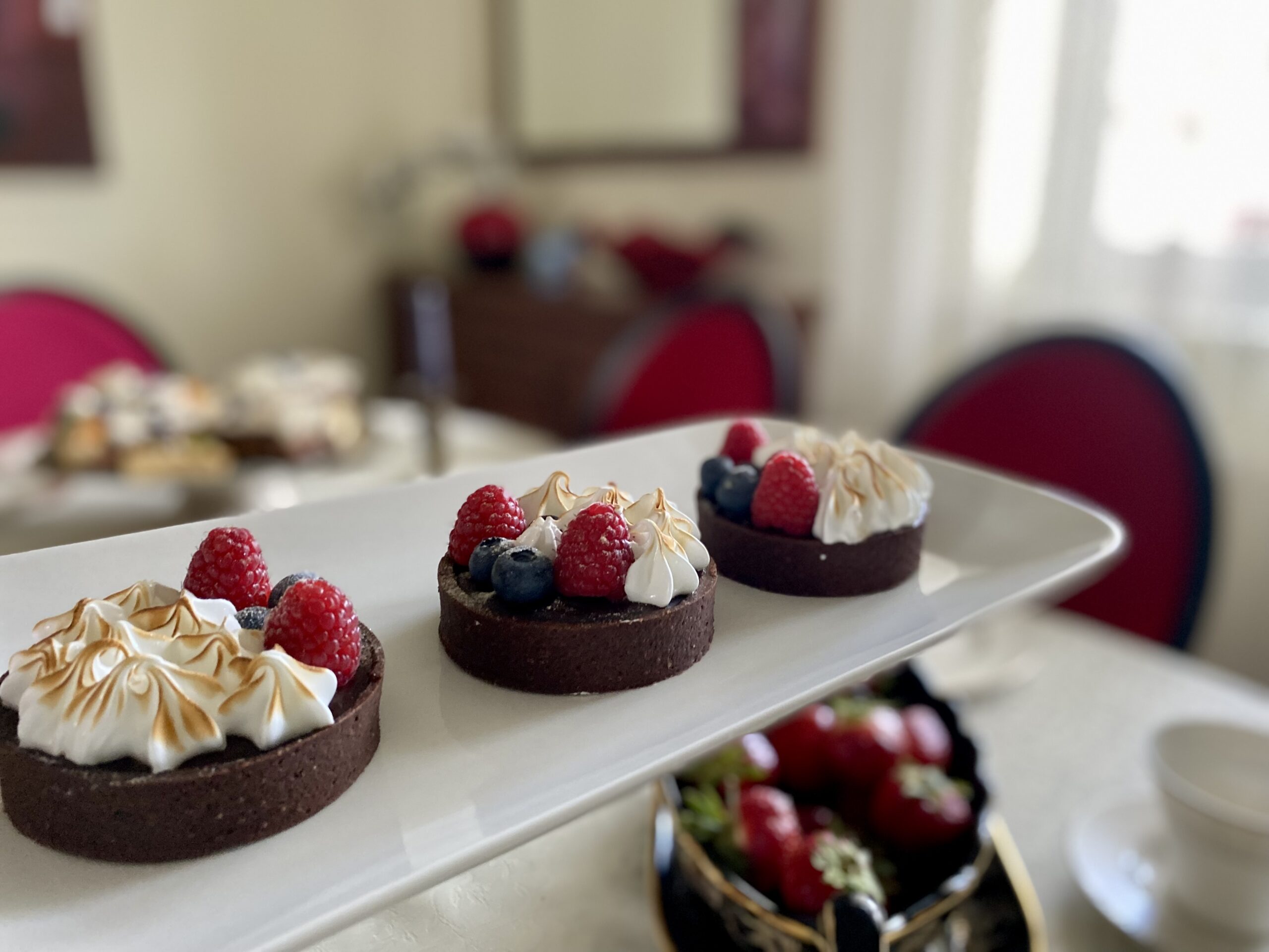 Tartaletki z solonym karmelem, gorzką czekoladą, włoską bezą