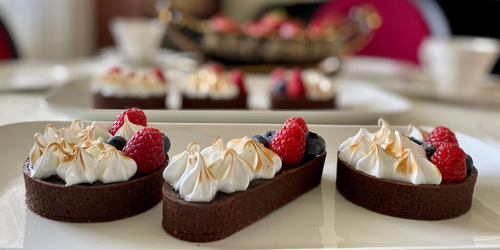 tartaletki z solonym karmelem, gorzką czekoladą i włoską bezą