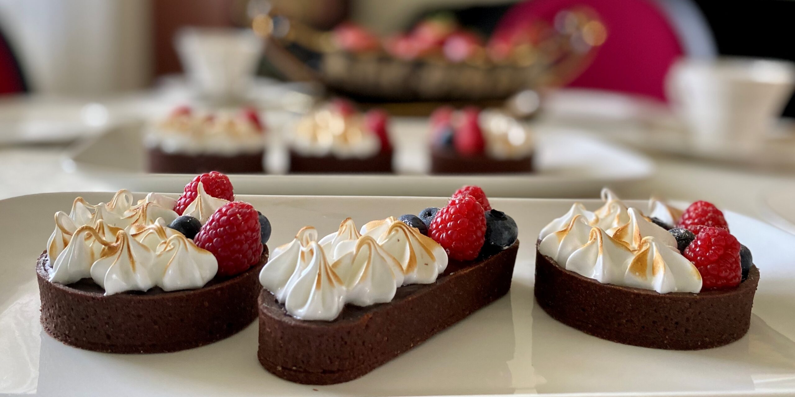 tartaletki z solonym karmelem, gorzką czekoladą i włoską bezą