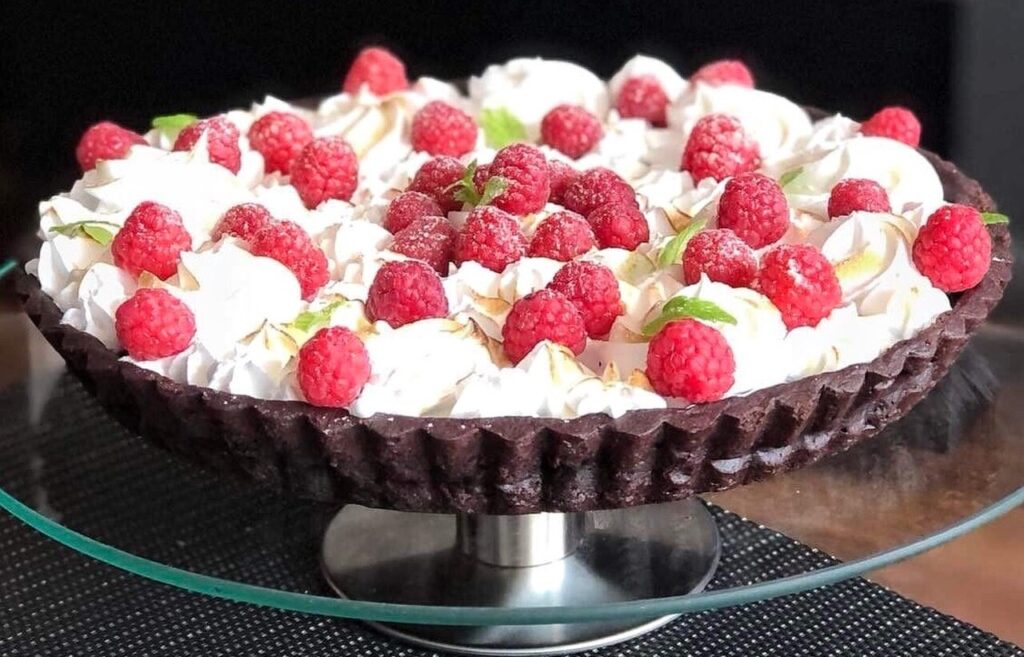 tarta-czekoladowa-z-malinami-beza-wloska