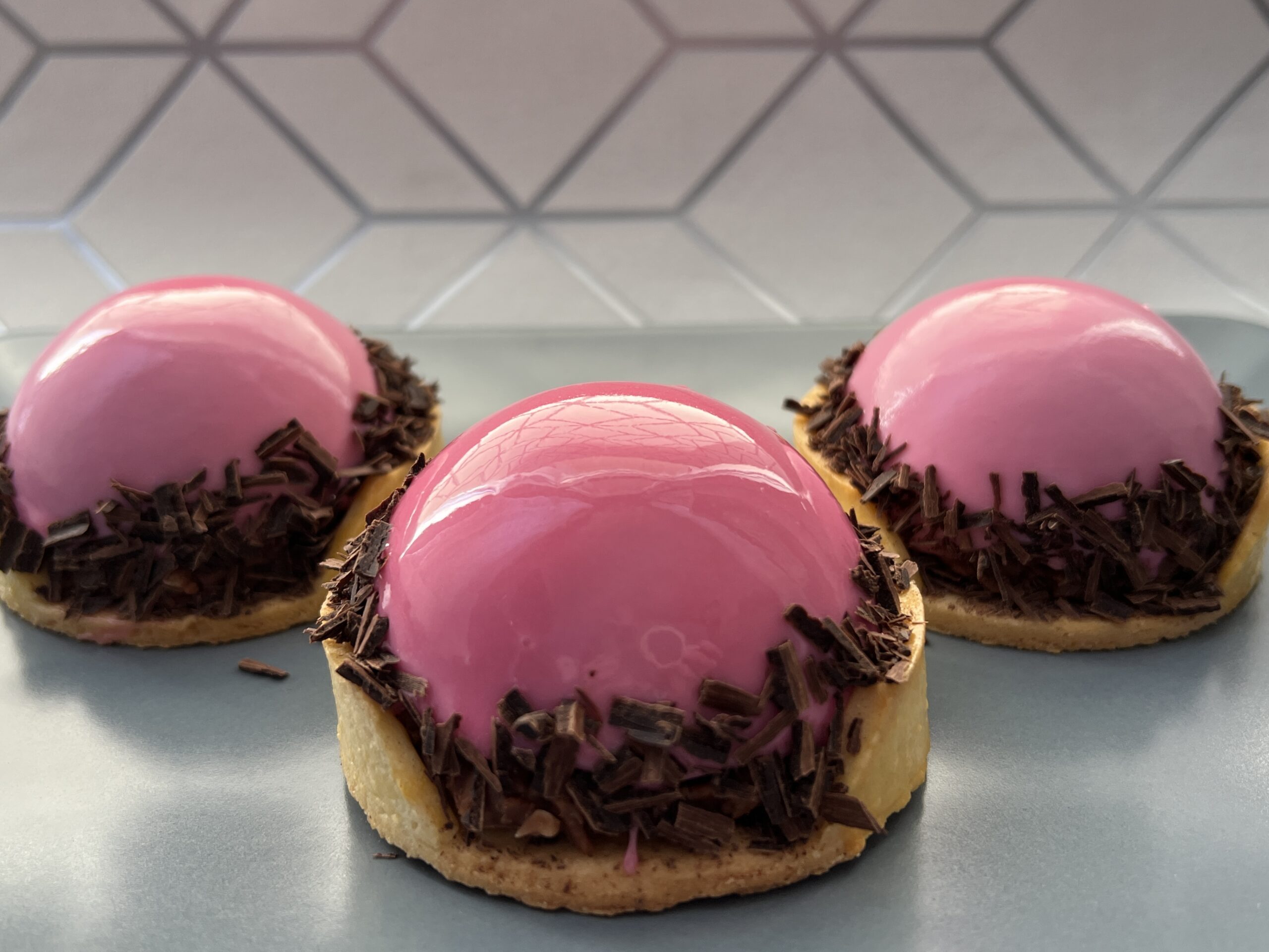 Truskawkowa monoporcja z chrupką i kawałkami czekolady