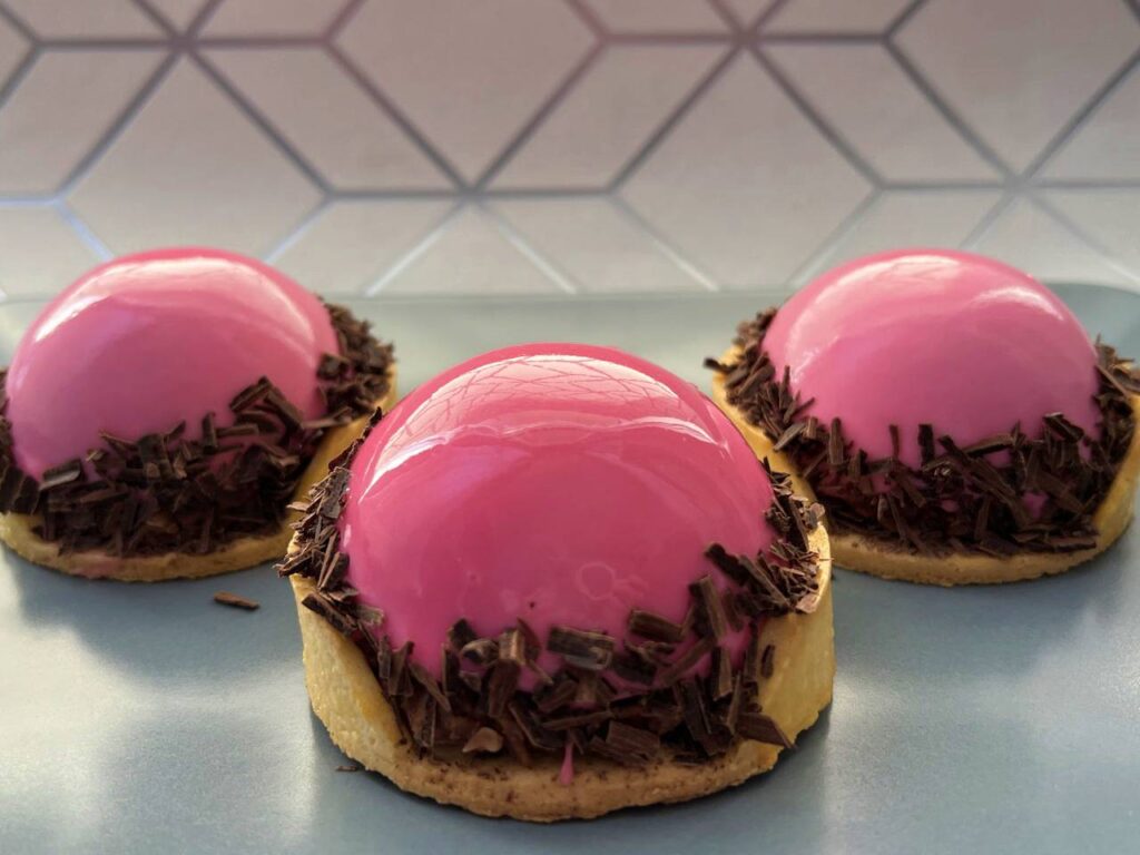 monoporcja truskawkowa z czekoladową chrupką