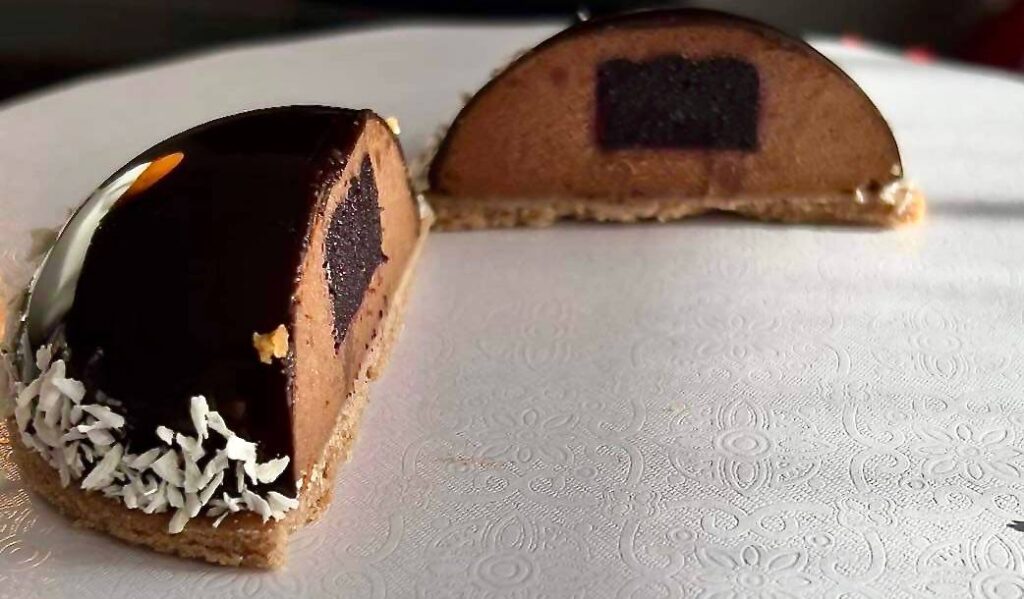 przekrój monoporcji czekoladowej z żelką borówkową w glazurze czekoladowej