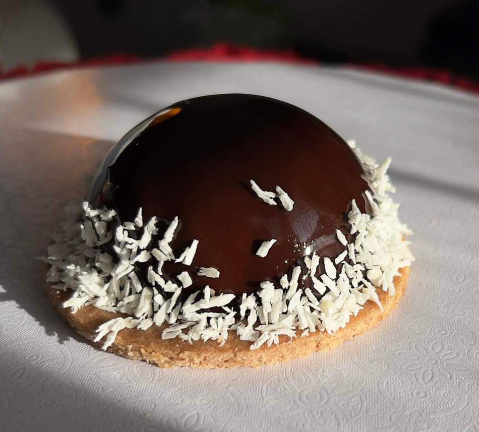 czekoladowa monoporcja z żelką borówkową w glazurze czekoladowej