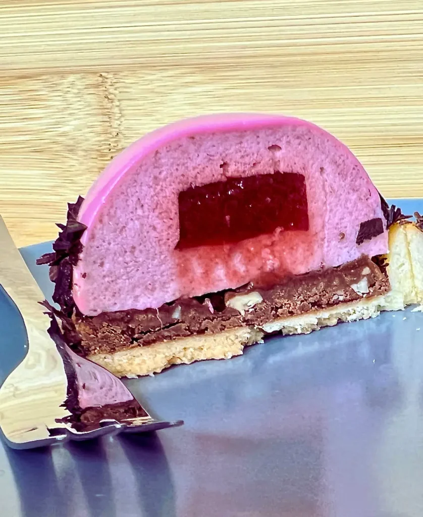 monoporcja truskawkowa z czekoladową chrupką i żelką w przekroju