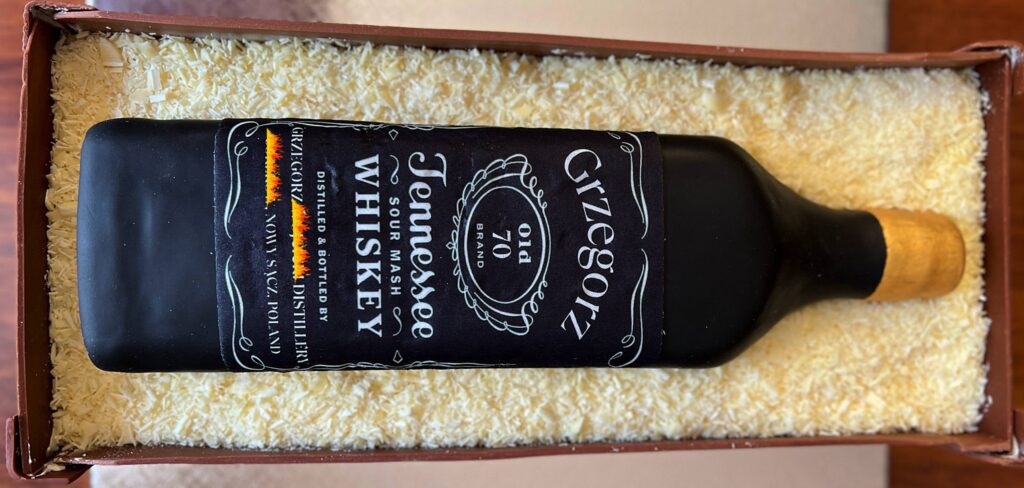 tort-w-kształcie-butelki-whiskey