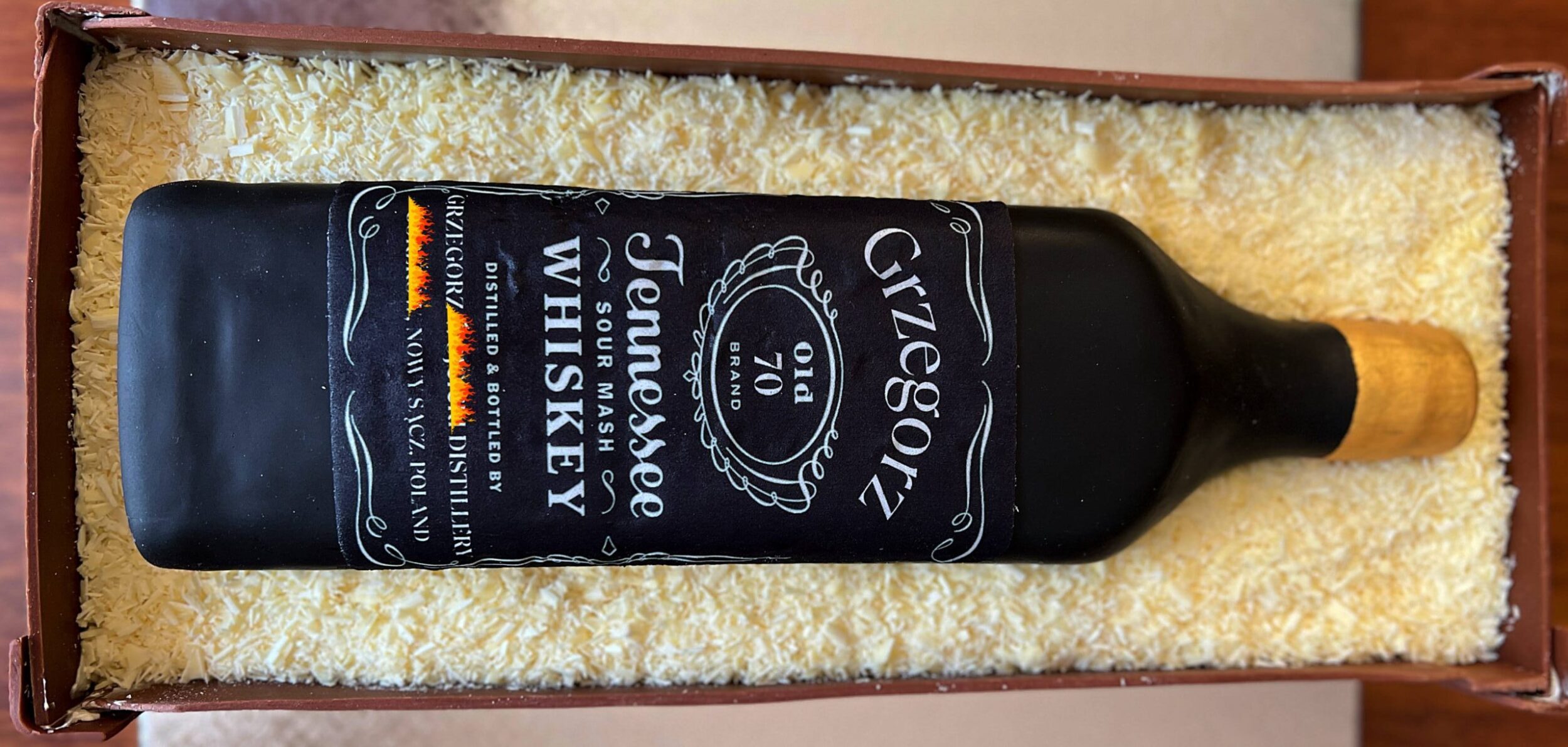 tort-w-kształcie-butelki-whiskey